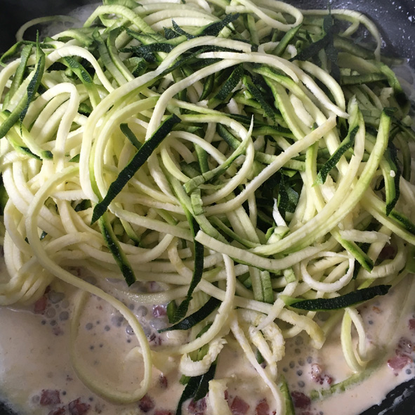 GENIAL: 5 Minuten low-carb Carbonara aus Zucchini Streifen!