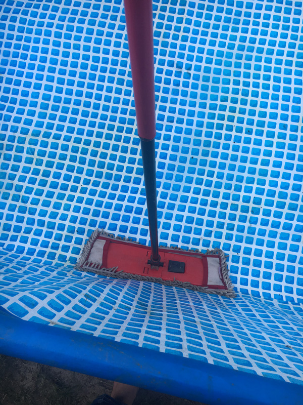 Algizid schützt den Pool vor Algen