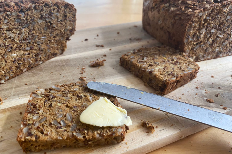 Rezept für Low Carb - Keto - Eiweißbrot, das wie normales Vollkornbrot ...