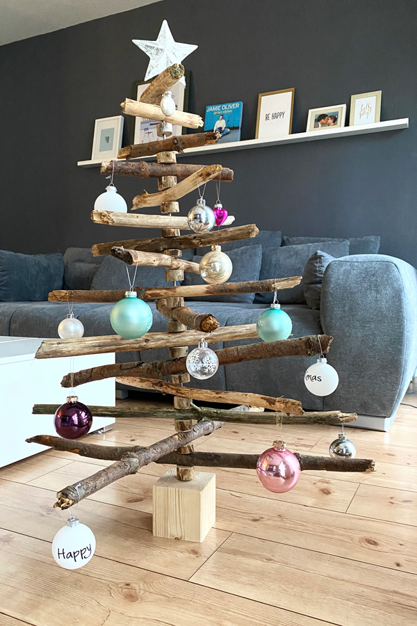 Einfache DIY-Idee: Einen Weihnachtsbaum aus Holz bauen! ⋆ Moms Blog