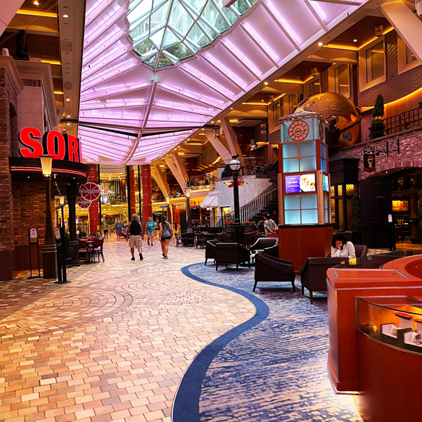 Mall_oasis_of_the_seas